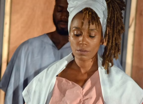 Comédienne jouant une pièce
