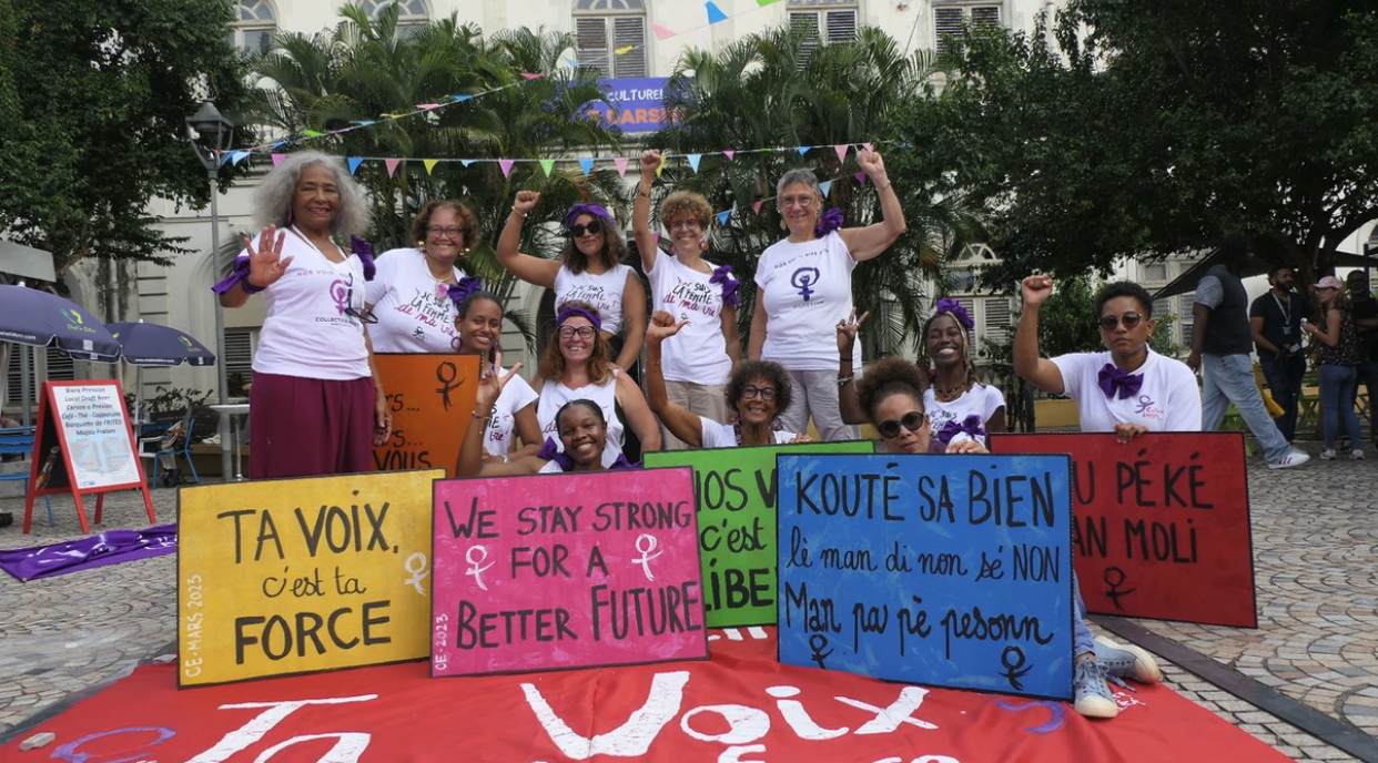 Militantes en manifestation à Fort-de-France avec des pancartes